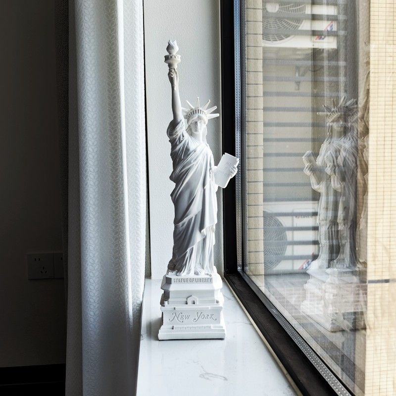 Statue of Liberty Model Desk A - Travel Accessories New York のレビューと価格