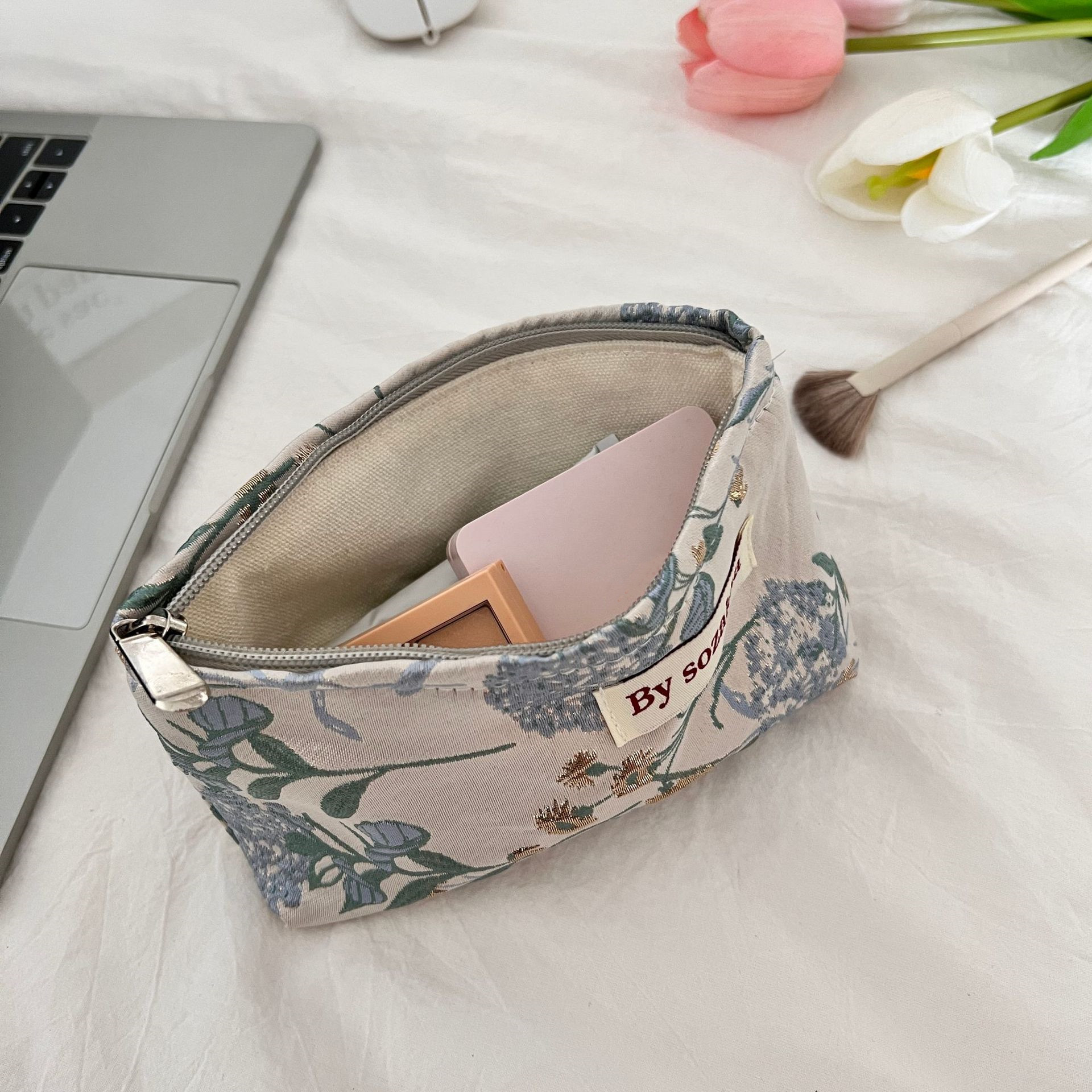 French Embossed Flowers Travel - Travel Accessories Pouch For Women のレビューと価格